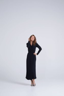 Samimi trendy genç model Studio kamera poz