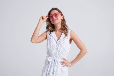 Heyecanlı şık kız güzel bir elbise poz içinde