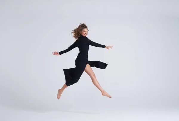 Mladá atraktivní žena skákat do vzduchu — Stock fotografie