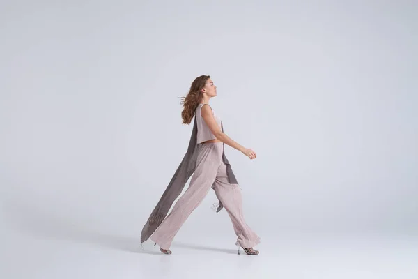 Modelo de mujer caminando en ropa de tendencia —  Fotos de Stock