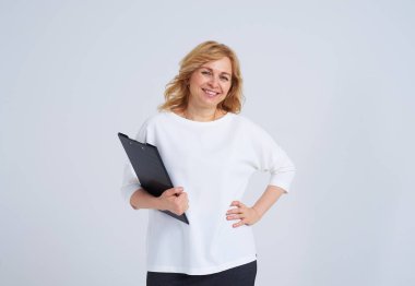 Gülen olgun sarışın belgelerle