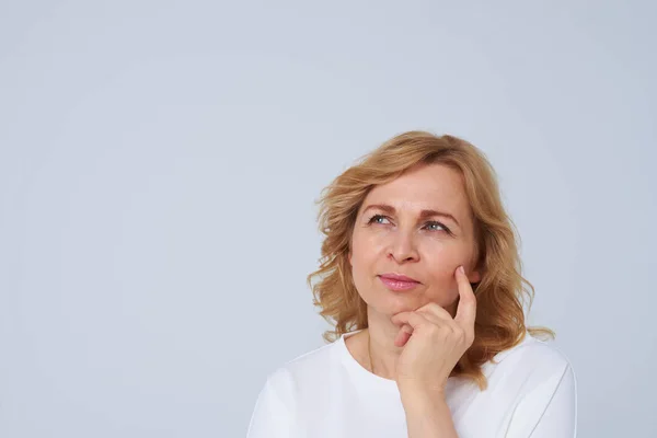 Vacker mogen kvinna tänkande — Stockfoto