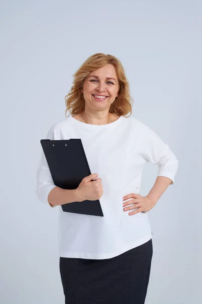 Smiley blond with folder — Stock Photo, Image