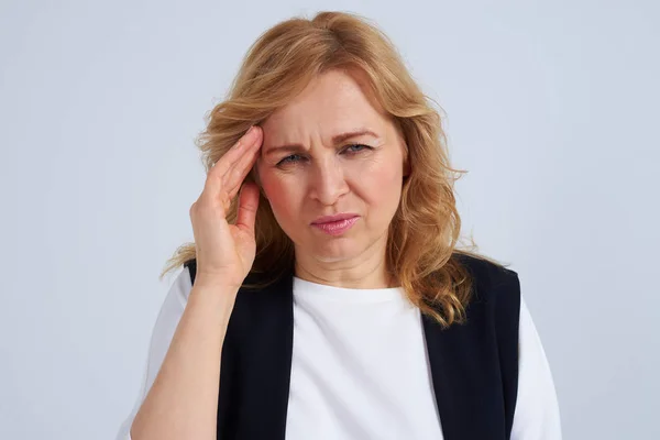 Rubia madura con migraña — Foto de Stock