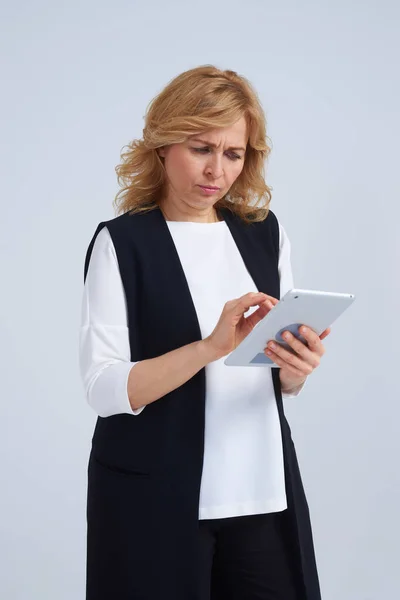 Ernstige blond met behulp van digitale tablet — Stockfoto