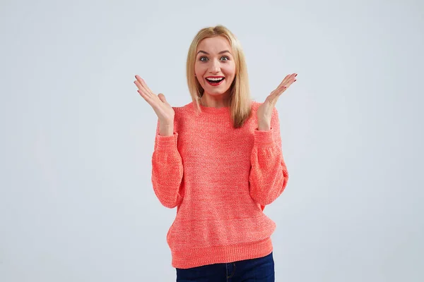 Rubia feliz en suéter — Foto de Stock