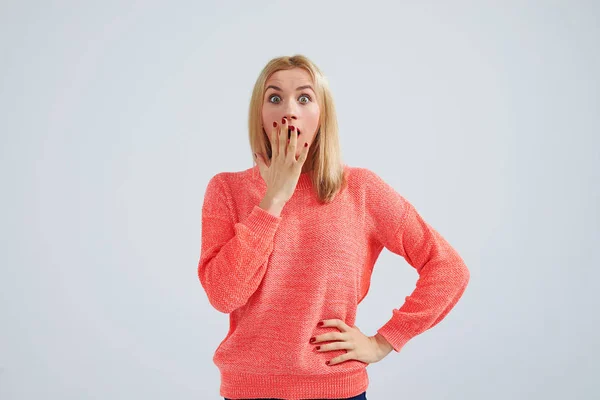 Shocked blond looking at camera — Stock Photo, Image