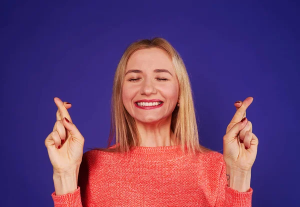 Blond with crossed fingers — Stock Photo, Image