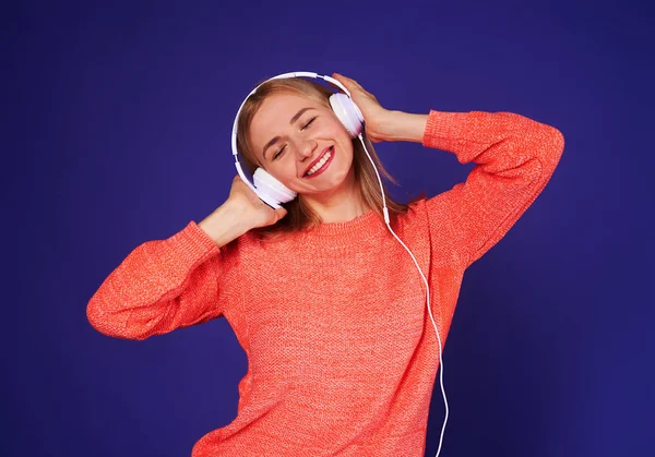 Sonriente rubia le gusta la música — Foto de Stock