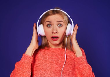 Hayret sarışın dinleme podcast