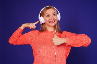 sarışın başparmak gösterilmesini kulaklık