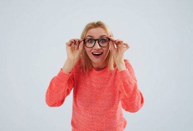 gözlük tutan kazaklı sürpriz sarışın