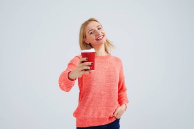 Genç sarışın sunan kahve