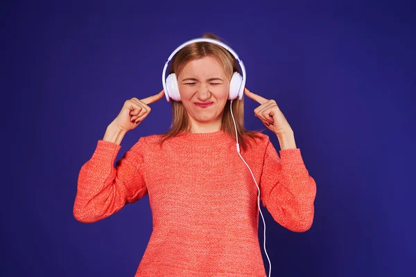 Giovane bionda che ascolta musica ad alto volume — Foto Stock