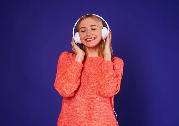 Rubio feliz disfrutando de la música en los auriculares — Foto de Stock