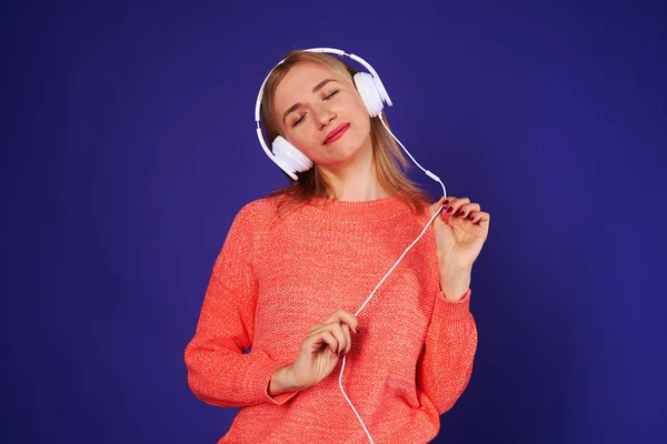 Rubio soñador escuchando música — Foto de Stock