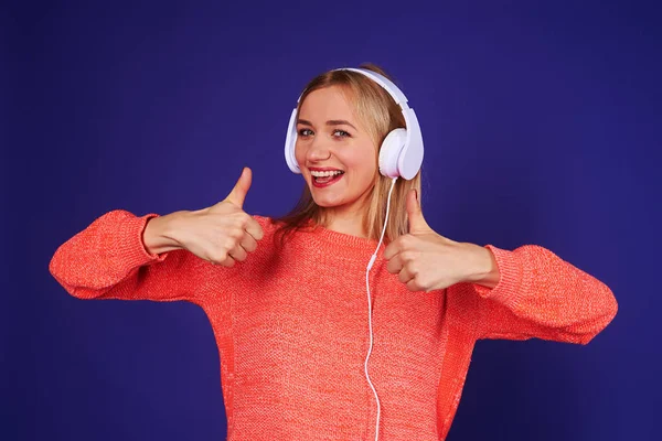 Rubio en auriculares mostrando pulgares dobles hacia arriba —  Fotos de Stock