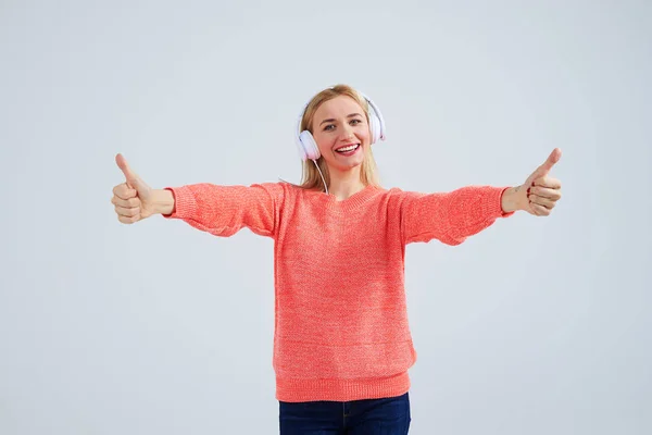 Drôle blond dans casque montrant pouces vers le haut — Photo