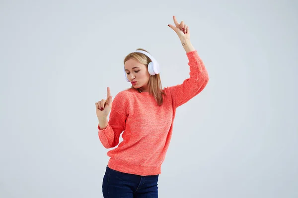 Joven rubia bailando en auriculares — Foto de Stock