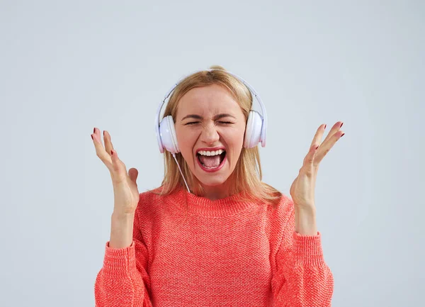 Rubio en auriculares gritando —  Fotos de Stock