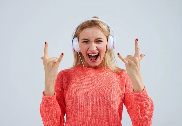 Jeune blonde écouter de la musique rock dans les écouteurs — Photo