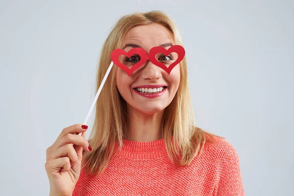 Joven rubia en gafas en forma de corazón de papel — Foto de Stock