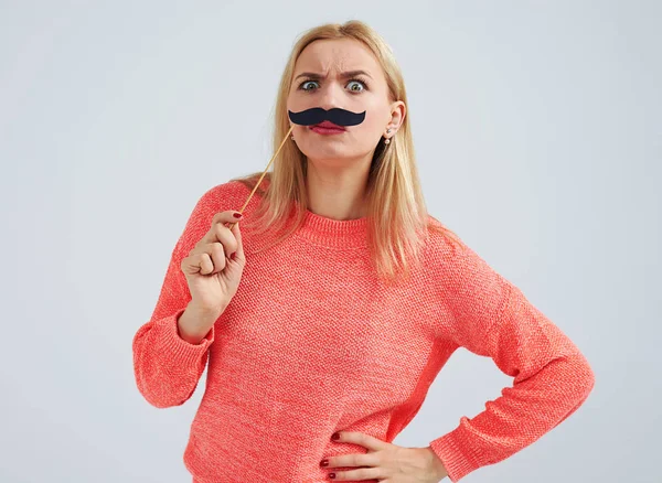 Louro engraçado com bigode falso — Fotografia de Stock