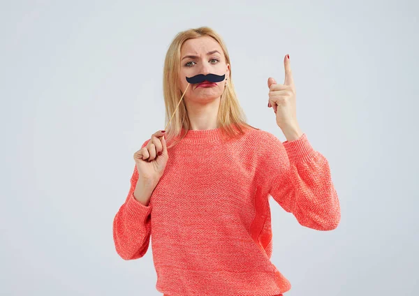 Louro engraçado com bigode falso apontando para cima — Fotografia de Stock