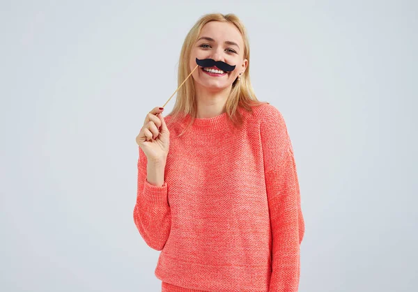 Mulher sorridente com bigode falso — Fotografia de Stock