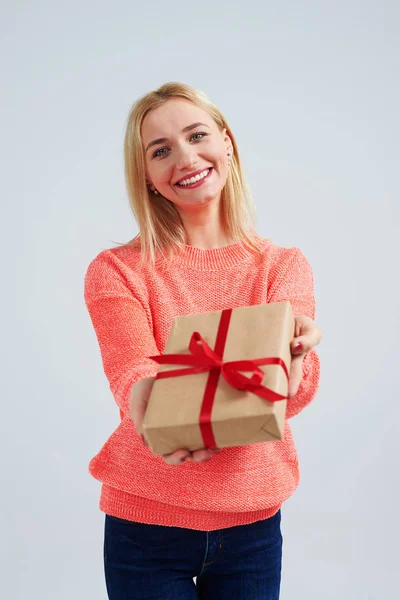 Giovane bionda sorridente e in possesso di dono — Foto Stock