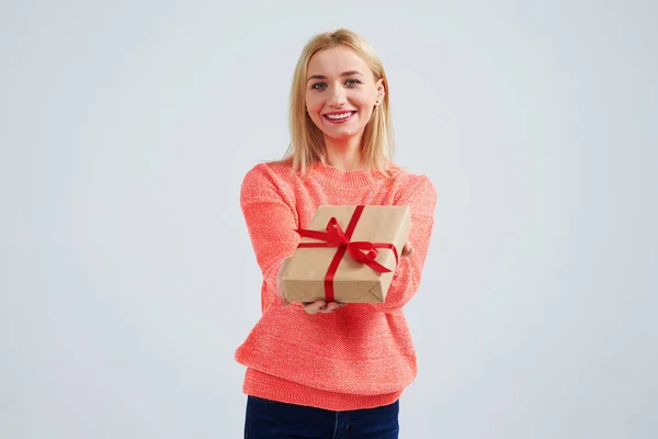 Donna sorridente e in possesso di scatola regalo — Foto Stock