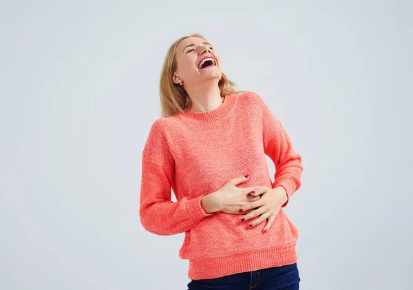 Mujer divertida riendo en estudio — Foto de Stock