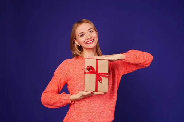 Szőke és ajándék doboz — Stock Fotó