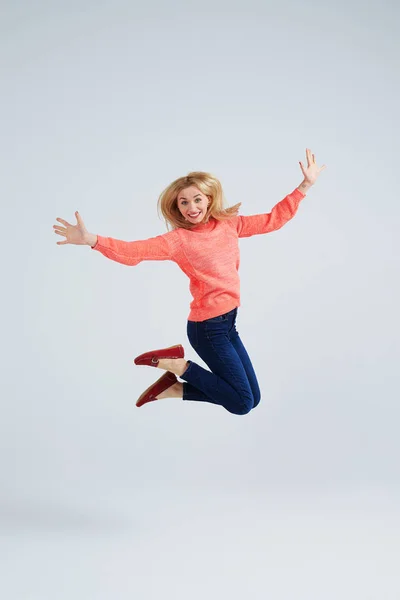 Feliz salto loiro no estúdio — Fotografia de Stock