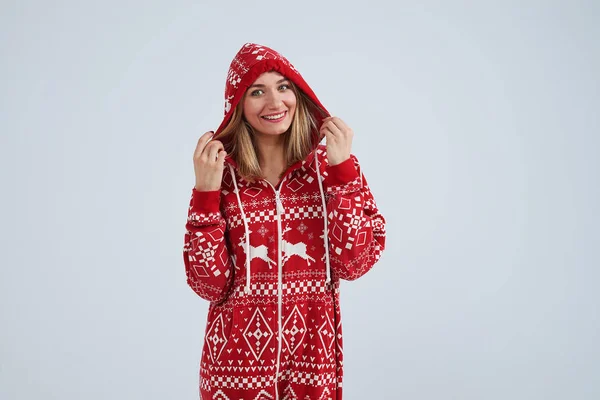 Sarışın Noel pijama gülümseyen — Stok fotoğraf