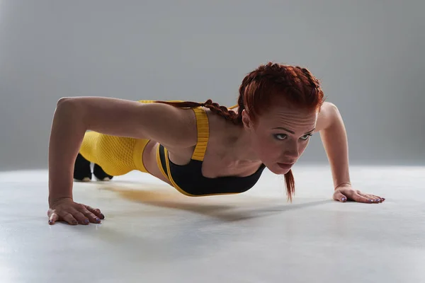 Femme impolie sportive faisant push-ups — Photo
