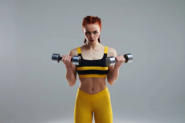 Jonge Sportvrouw opleiding biceps met halters — Stockfoto