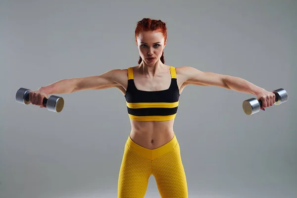 Sporcumuz dumbell ile çalışma — Stok fotoğraf