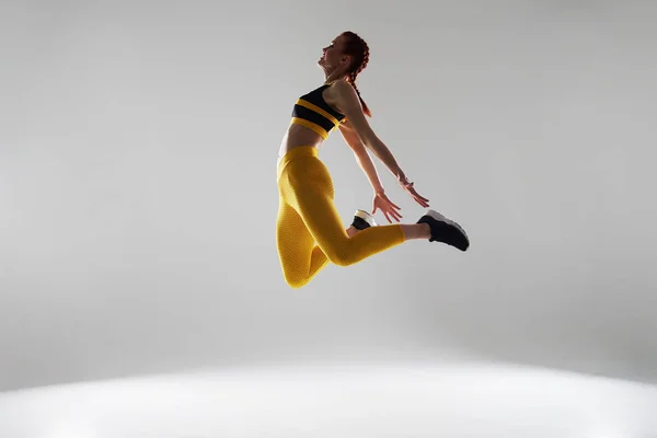 Женщина в спортивной одежде прыгает — стоковое фото