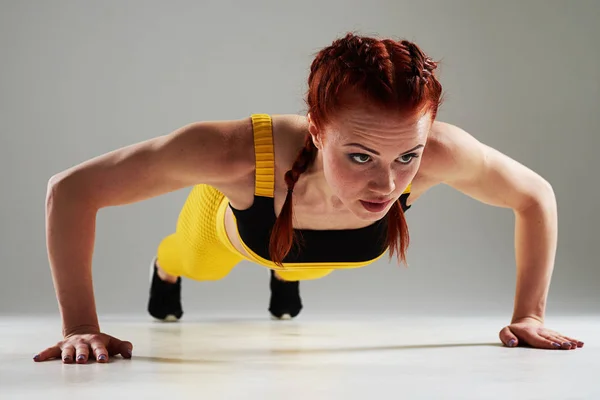 Mujer fuerte haciendo flexiones — Foto de Stock