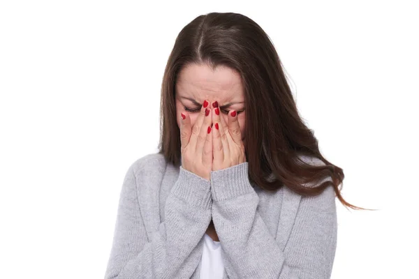 Женщина плачет в студии — стоковое фото