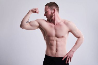 güçlü delikanlı onun pazı üzerinde seyir