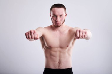 güçlü adam yumruklarını gösterilen