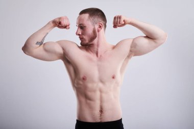 Güçlü adam onun büyük pazı gösterilen