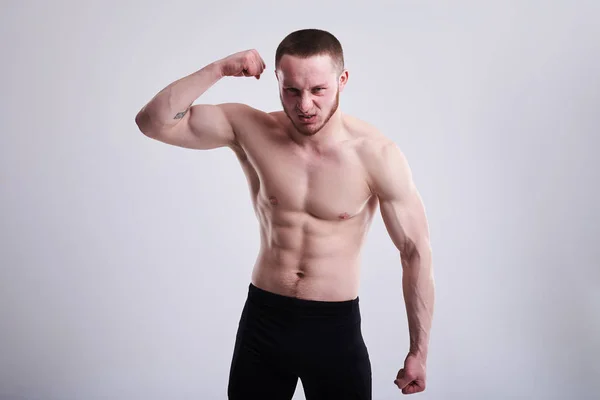 Grande homem mostrando seu bíceps — Fotografia de Stock