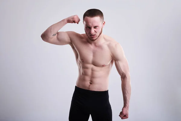 Velký muž, ukazující jeho biceps — Stock fotografie