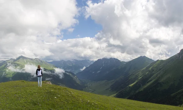 Ragazza sola guarda la gola in montagna — Foto Stock