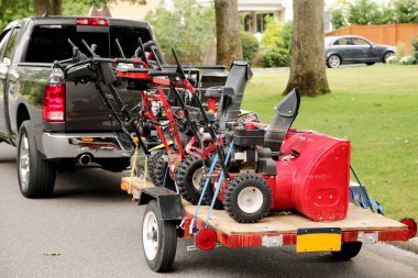 Snowblowers bir römork üzerinde