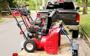 Snowblowers bir römork üzerinde