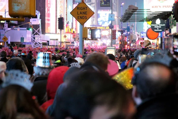 A multidão nas ruas em Nova York na véspera de Ano Novo — Fotografia de Stock